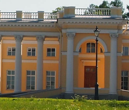 Alexander Palace in Tsarskoe Selo - right entrance
