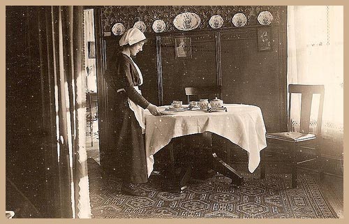 Setting the table - Edwardian servants guide